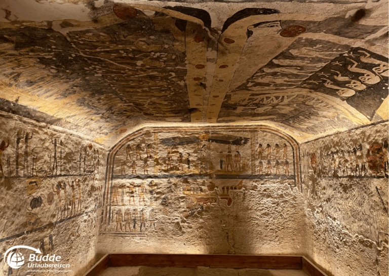 Ägypten Urlaub: Wandfresken in einem Grab im Tal der Könige, Ägypten, mit alten ägyptischen Motiven. - buchbar im Reisebüro Budde Urlaubseisen