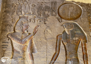Ägypten Urlaub: Wandmalerei mit zwei Figuren aus dem alten Ägypten im Tal der Könige. - buchbar im Reisebüro Budde Urlaubseisen