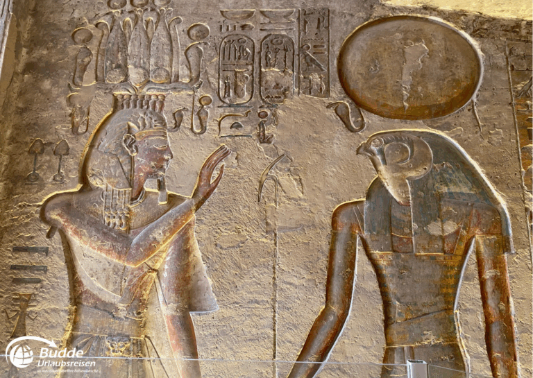 Ägypten Urlaub: Wandmalerei mit zwei Figuren aus dem alten Ägypten im Tal der Könige. - buchbar im Reisebüro Budde Urlaubseisen