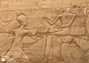 Ägypten Urlaub: Wandrelief aus Ägypten, das einen Pharao und eine Göttin in einer historischen Darstellung zeigt. - buchbar im Reisebüro Budde Urlaubseisen