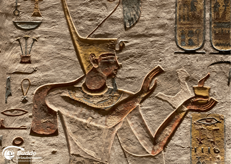 Ägypten Urlaub: Detail einer ägyptischen Wandmalerei, die eine Gottheit mit einem Opfergefäß darstellt. - buchbar im Reisebüro Budde Urlaubseisen