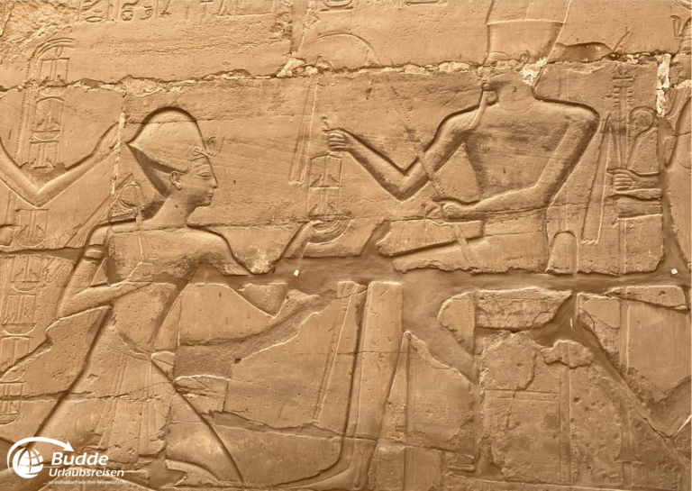 Ägypten Urlaub: Wandrelief aus Ägypten, das einen Pharao und eine Göttin in einer historischen Darstellung zeigt. - buchbar im Reisebüro Budde Urlaubseisen
