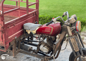 Ägypten Urlaub: Rotes Dayun-Motorrad mit einem offenen Anhänger, der hinten angebracht ist. - buchbar im Reisebüro Budde Urlaubseisen