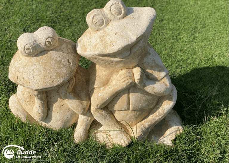 Ägypten Urlaub: Zwei Steinskulpturen von Fröschen, die nebeneinander sitzen und freundlich aussehen. - buchbar im Reisebüro Budde Urlaubseisen
