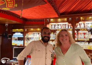 Ägypten Urlaub: Zwei Personen (rechts Reiseexpertin Anke Budde) stehen in einem Geschäft mit Regalen voller Gläser und Flaschen im Hintergrund. - buchbar im Reisebüro Budde Urlaubseisen