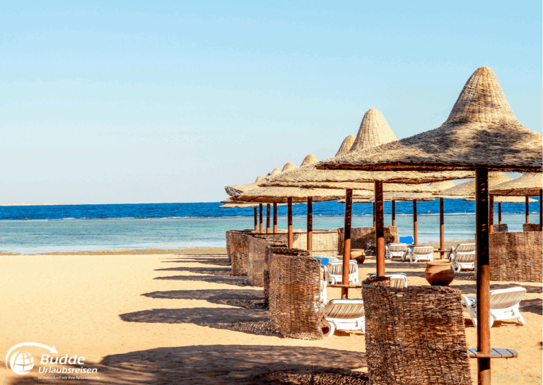 Adults only Hotels Ägypten – einsamer Sandstrand mit Liegen.