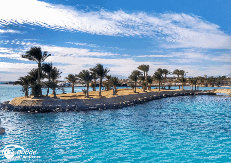 Liebesurlaub Ägypten – Palmeninsel im türkisblauen Wasser, ideal für Paare.