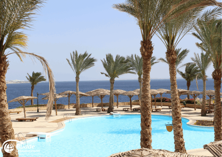 Exklusive Hotel für Paare Ägypten – Poollandschaft mit Meerblick.