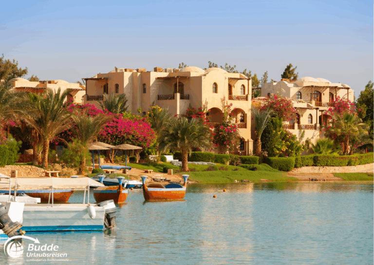 Liebesurlaub Ägypten – romantische Hotelanlage mit Bougainvillea und Booten.