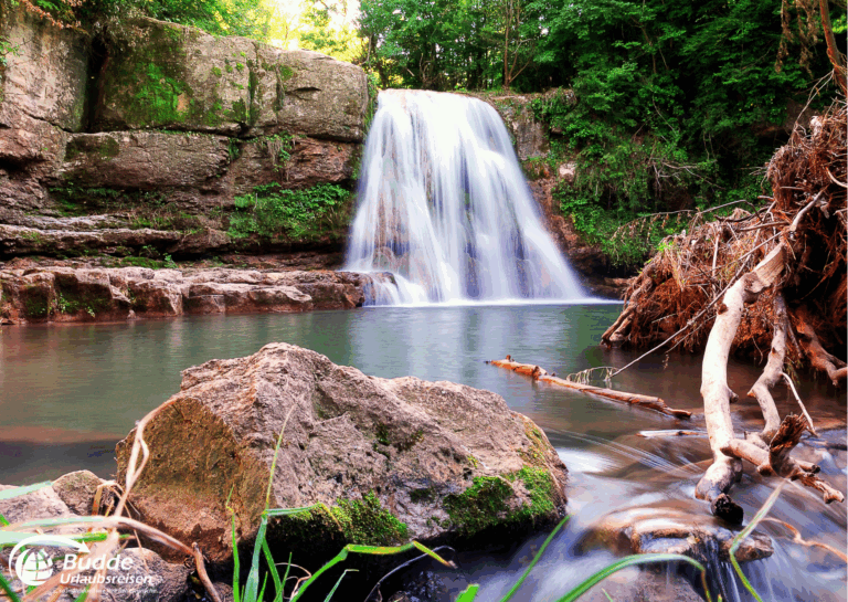 Liebesurlaub Bulgarien – Wasserfall in grüner Natur.