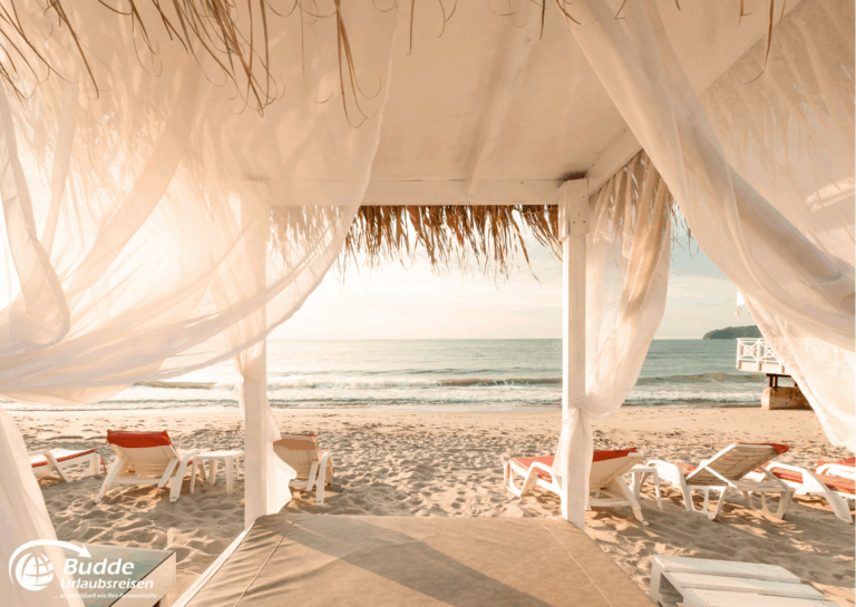 Liebesurlaub Bulgarien – Strandpavillon mit weißen Vorhängen und Meerblick.