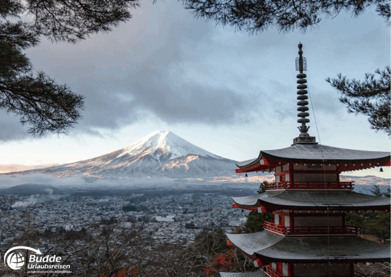 Diamir Erlebnisreisen Pagode im Vordergrund mit dem Berg Fuji im Hintergrund unter einem bewölkten Himmel. - buchbar im Reisebüro Budde Urlaubseisen