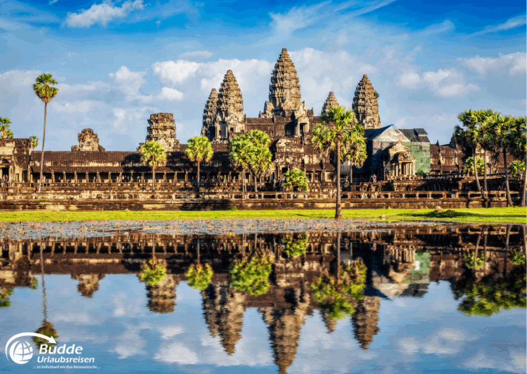 Diamir Erlebnisreisen Angkor Wat Tempel mit reflektierender Wasseroberfläche und Palmen im Vordergrund. - buchbar im Reisebüro Budde Urlaubseisen