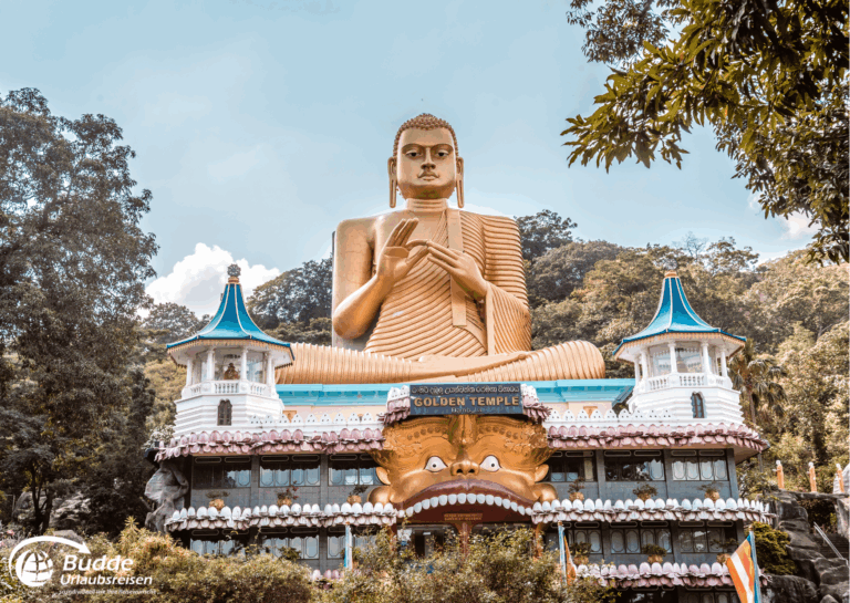 Diamir Erlebnisreisen Große Buddha-Statue vor dem Goldenen Tempel in Dambulla, Sri Lanka, mit architektonischen Details. - buchbar im Reisebüro Budde Urlaubseisen