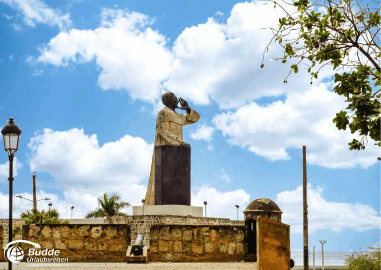 Adults only Hotels Dominikanische Republik – historische Statue vor blauem Himmel.
