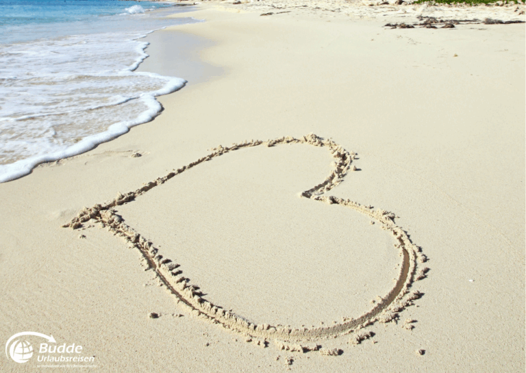 Liebesurlaub Dominikanische Republik – Herz im Sand am romantischen Strand.