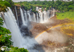 einzigartige Reiseerlebnisse weltweit: Wasserfall in Angola mit einem Regenbogen, der über die Wasserfälle erscheint. - buchbar im Reisebüro Budde Urlaubseisen