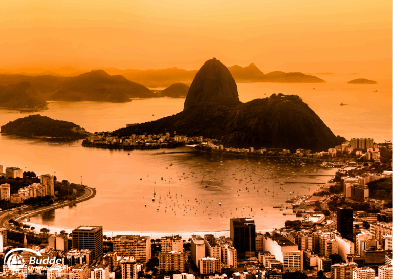 einzigartige Reiseerlebnisse weltweit: Panoramablick auf den Zuckerhut und die Bucht von Rio de Janeiro bei Sonnenuntergang. - buchbar im Reisebüro Budde Urlaubseisen