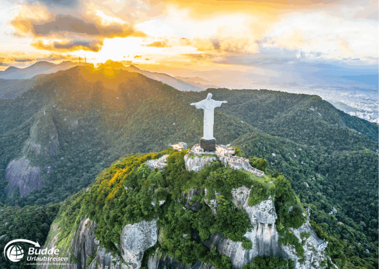 einzigartige Reiseerlebnisse weltweit: Aerial view of the Christ the Redeemer statue on Corcovado Mountain in Rio de Janeiro during sunset. - buchbar im Reisebüro Budde Urlaubseisen