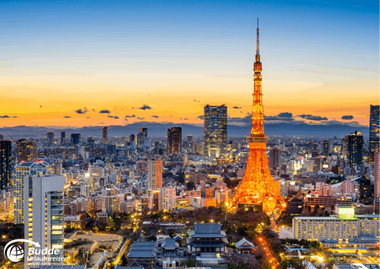 einzigartige Reiseerlebnisse weltweit: Tokyo Tower beleuchtet bei Sonnenuntergang mit Stadtansicht im Hintergrund. - buchbar im Reisebüro Budde Urlaubseisen