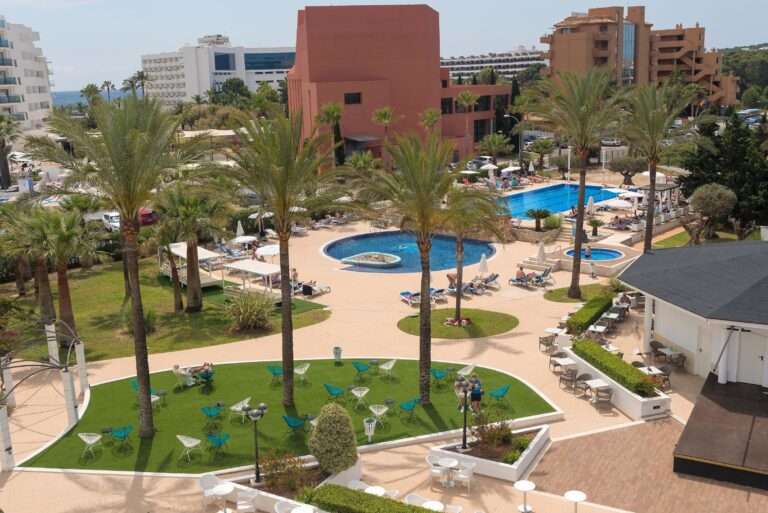 Cala Millor Garden Mallorca Poollandschaft mit Palmen für Luxusurlaub und Langzeiturlaub, buchbar bei Budde Urlaubsreisen