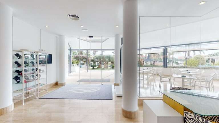 Hotel Cala Millor Garden moderner Eingangsbereich mit Glasfront, Luxusurlaub buchbar bei Budde Urlaubsreisen