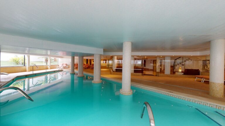 Hallenbad im Hotel Cala Millor Garden