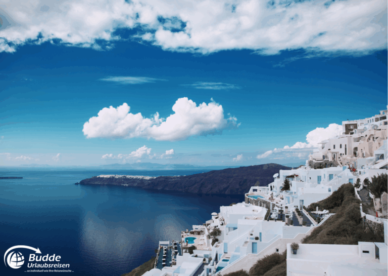 Atemberaubende Aussicht auf Santorini für Liebesurlaub Griechenland.