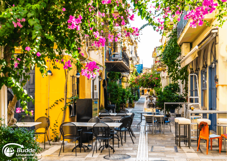 Traditionelle griechische Dorfstraße für Adults only Hotels Griechenland.