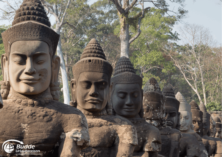 Gruppenreisen Südostasien – Statuen von Angkor Thom in Kambodscha