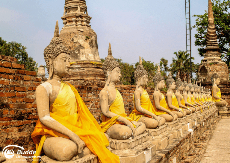 Rundreisen Südostasien – Buddha-Statuen in Ayutthaya, Thailand