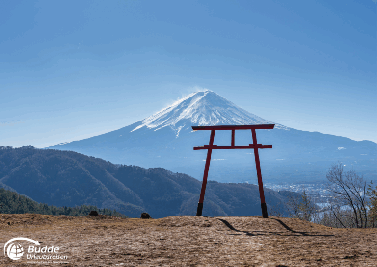 Japan Reise – Fujikawuchiko mit Mount Fuji im Hintergrund