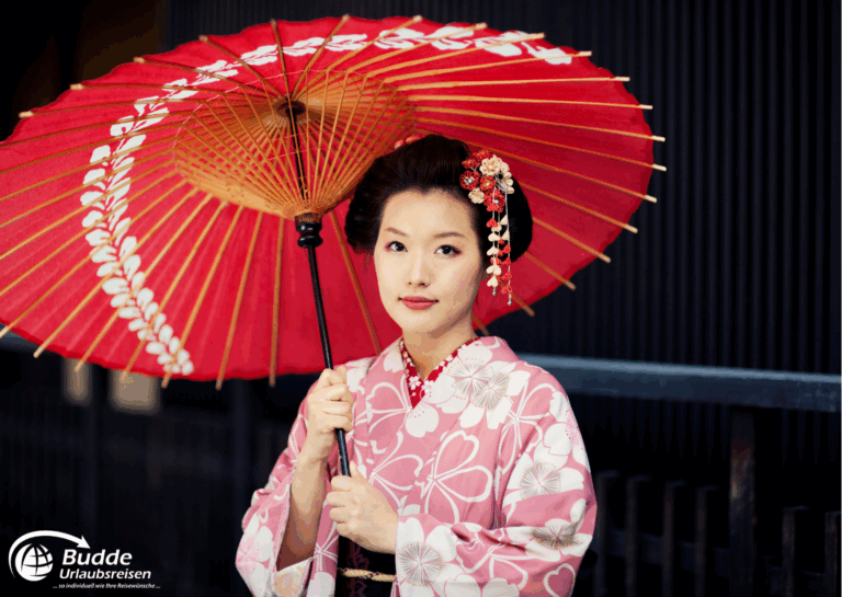 Japan Luxusreise – Japanische Frau im Kimono mit Sonnenschirm