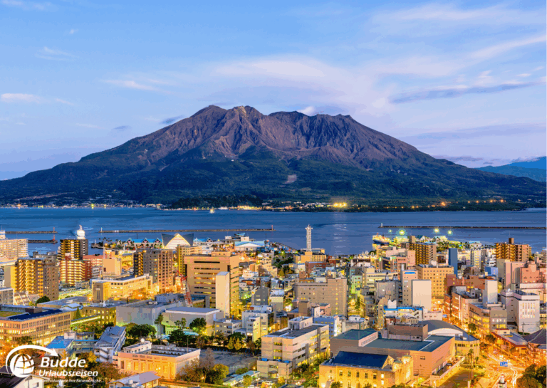 Japan Urlaub buchen – Stadtansicht Kagoshima mit Vulkan Sakurajima