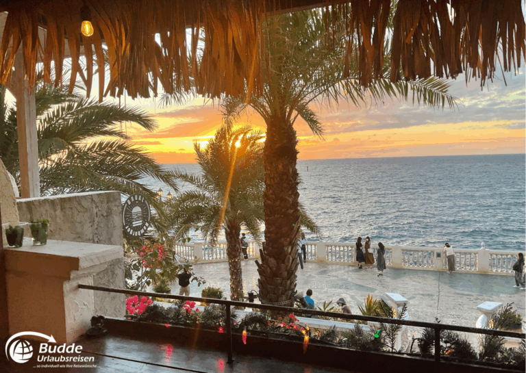 Japan Reise planen – Strandbar auf Okinawa bei Sonnenuntergang