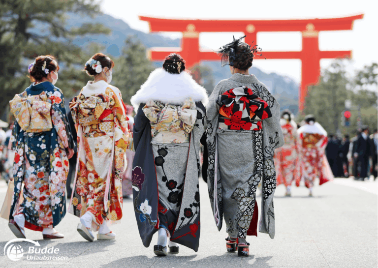 Japan Luxusreise – Kimono-Trägerinnen vor Torii in Kyoto