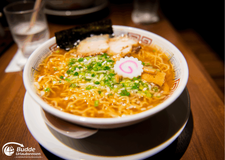 Japan Rundreise buchen – Schüssel mit traditioneller Ramen-Suppe