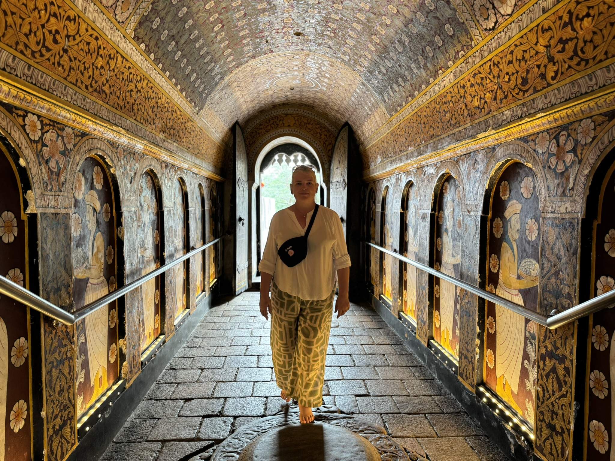 Anke Budde im Zahntempel von Kandy