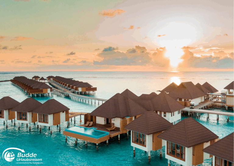 Wasserbungalows in den Malediven mit Blick auf den Sonnenuntergang über dem Wasser. - buchbar im Reisebüro Budde Urlaubseisen