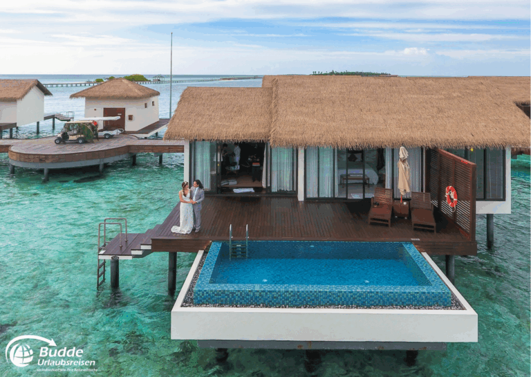 Überwasser-Bungalow mit Strohdach und privatem Pool in den Malediven. - buchbar im Reisebüro Budde Urlaubseisen