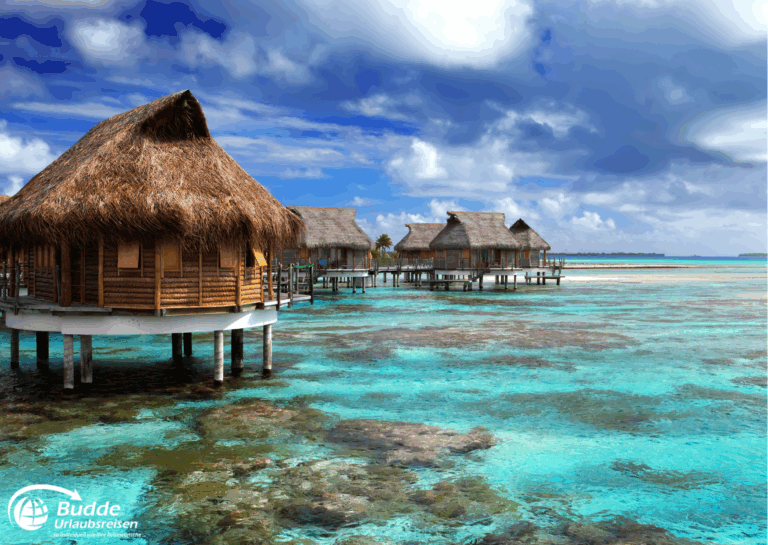 Überwasser-Bungalows auf Stelzen in klarem, türkisfarbenem Wasser der Malediven. - buchbar im Reisebüro Budde Urlaubseisen