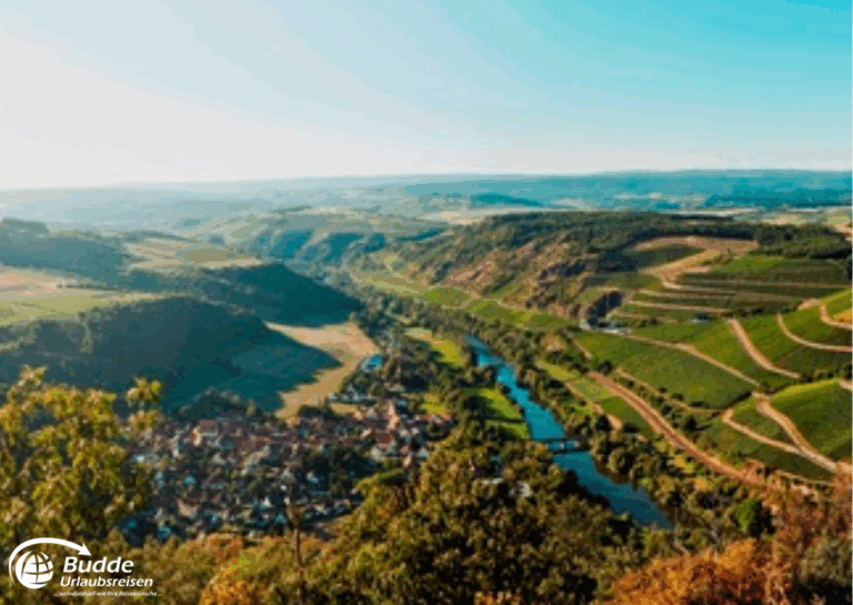 Urlaub an der Nahe: Panoramablick auf die Weinregion Nahe mit Weinbergen und einem Fluss in der Landschaft. - buchbar im Reisebüro Budde Urlaubseisen