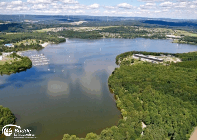Urlaub Bad Kreuznach: Luftaufnahme des Bostalsees mit Bootsanleger und umgebender Landschaft. - buchbar im Reisebüro Budde Urlaubseisen