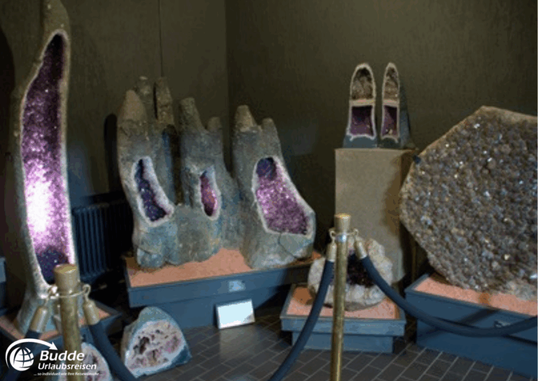 Urlaub Bad Kreuznach: Große Geoden mit Amethystkristallen in einer Ausstellungsumgebung. - buchbar im Reisebüro Budde Urlaubseisen