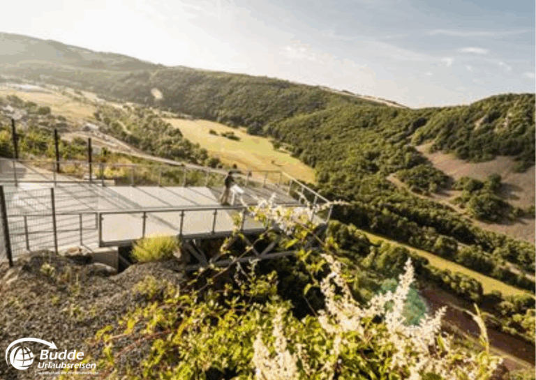 Urlaub Bad Kreuznach: Skywalk mit Aussicht auf die Landschaft bei Bad Kreuznach, Kirn an der Nahe. - buchbar im Reisebüro Budde Urlaubseisen