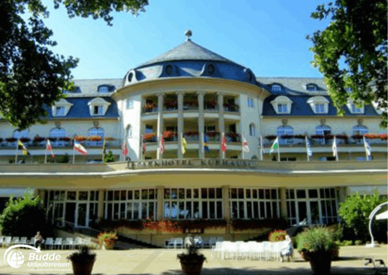 Urlaub Bad Kreuznach: Fassade des Kurhotels in Bad Kreuznach mit Säulen und Balkon im oberen Bereich. - buchbar im Reisebüro Budde Urlaubseisen