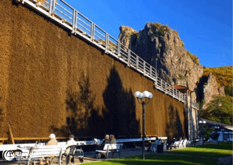Urlaub Bad Kreuznach: Saline in Bad Münster am Stein mit einer hohen Wand aus Salz und einer Holzterrasse. - buchbar im Reisebüro Budde Urlaubseisen