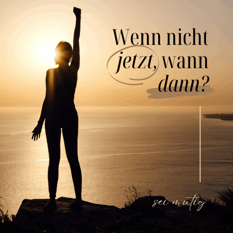 Frau am Berg mit erhobenem Arm, Kontakt für deine Abenteuerreise.