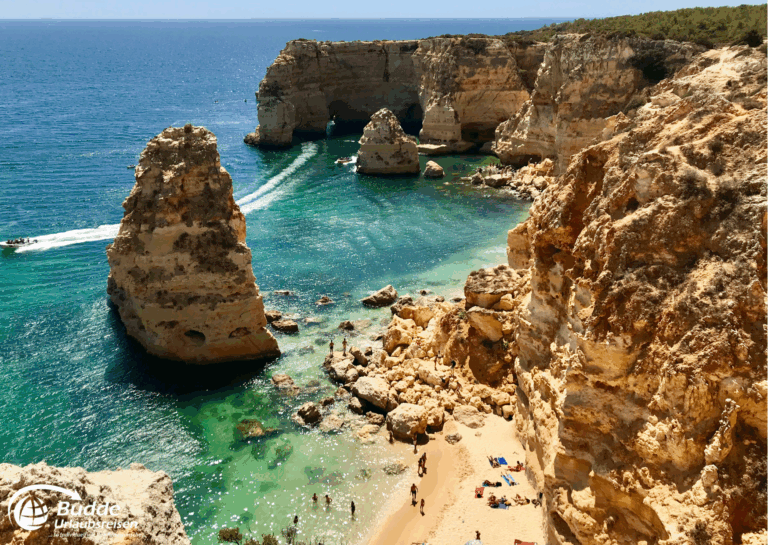 Mittelmeer per Schiff entdecken: Felsen und Küstenlinie mit klarem Wasser und Sandstrand an der Algarve in Portugal. - buchbar im Reisebüro Budde Urlaubseisen