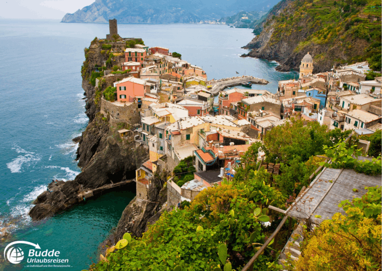 Mittelmeer per Schiff entdecken: Blick auf die bunten Häuser von Cinque Terre an der italienischen Küste mit Meer im Hintergrund. - buchbar im Reisebüro Budde Urlaubseisen